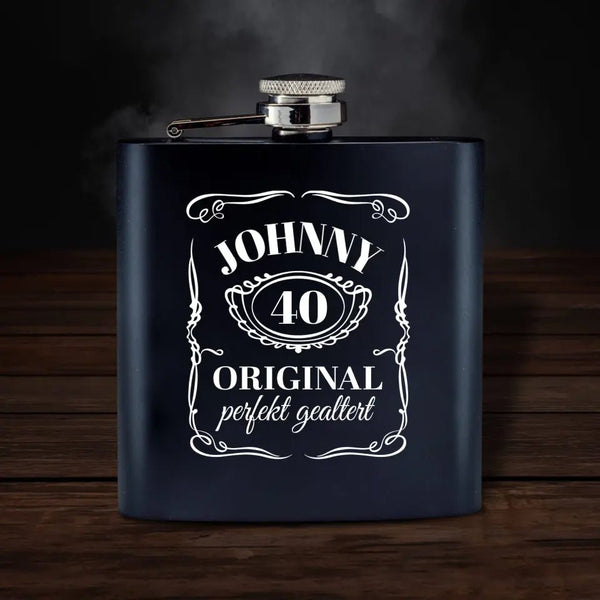 Gravierter Flachmann mit Jackie Geburtstags Motiv, Name & Alter - Customizer - drink4friends