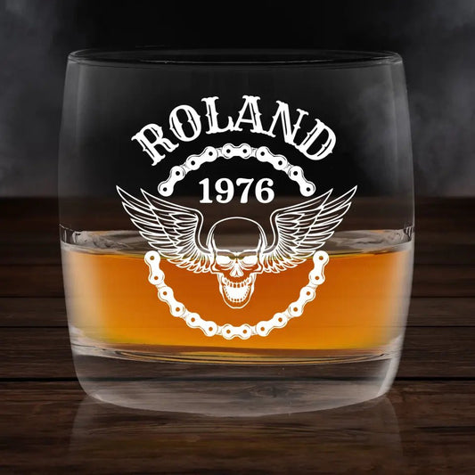 Graviertest Glas mit Bikerskull Name & Jahreszahl - Customizer - drink4friends