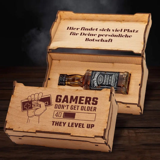 Jack Daniel's Geschenkbox - Gamers don't get older, they level up - personalisierbar - Jack Daniels Geschenkbox > Geschenk zum Geburtstag > Geschenk für Gamer - drink4friends