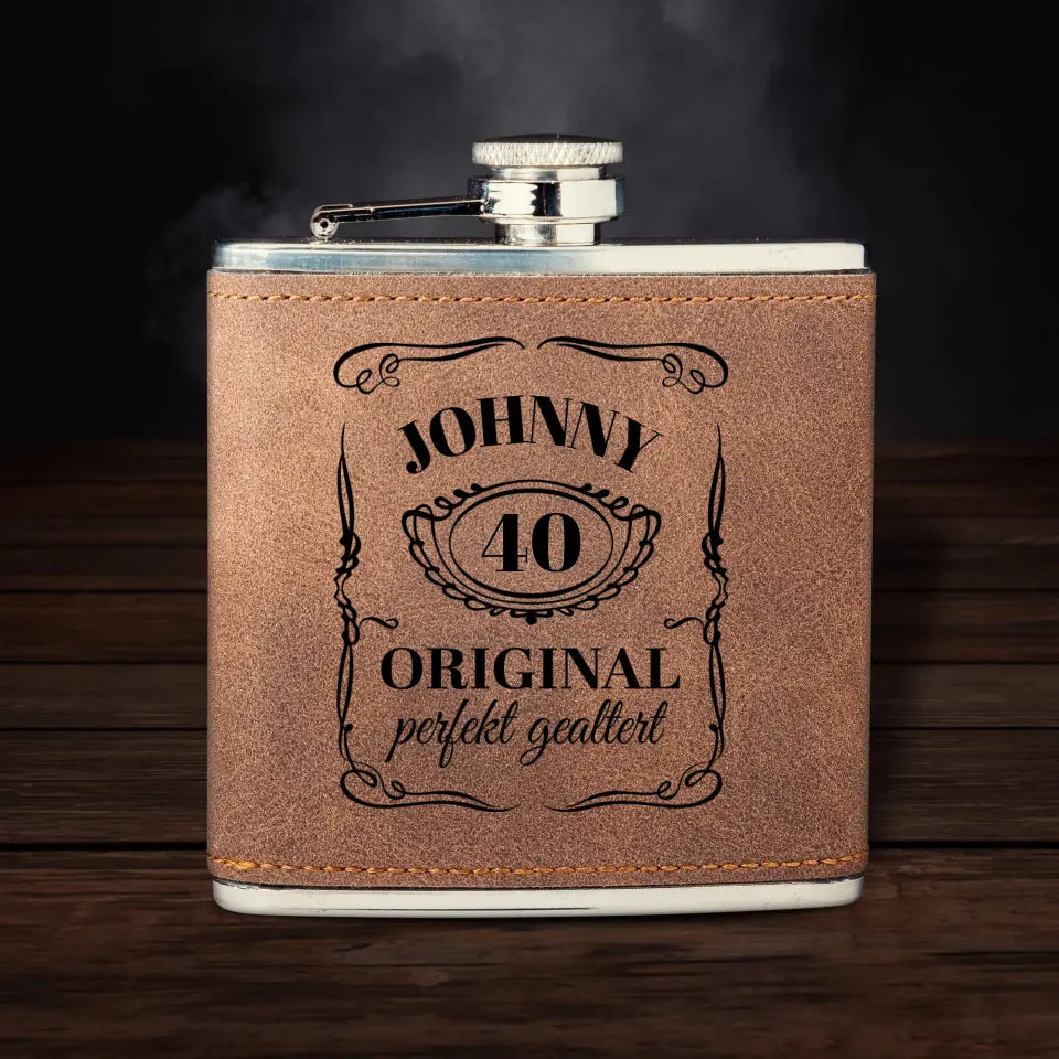 Gravierter Flachmann mit Jackie Geburtstags Motiv, Name & Alter