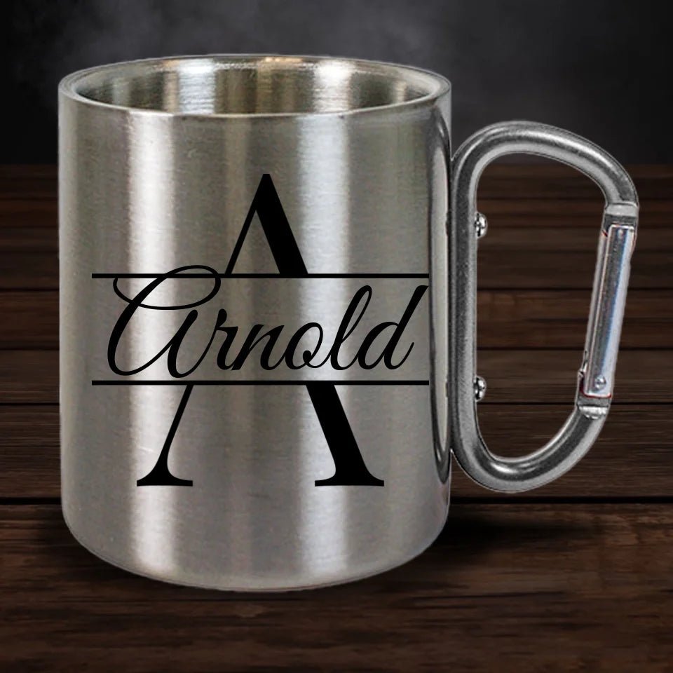 Personalisierte Karabiner Tasse - Buchstabe Serif - Customizer - drink4friends