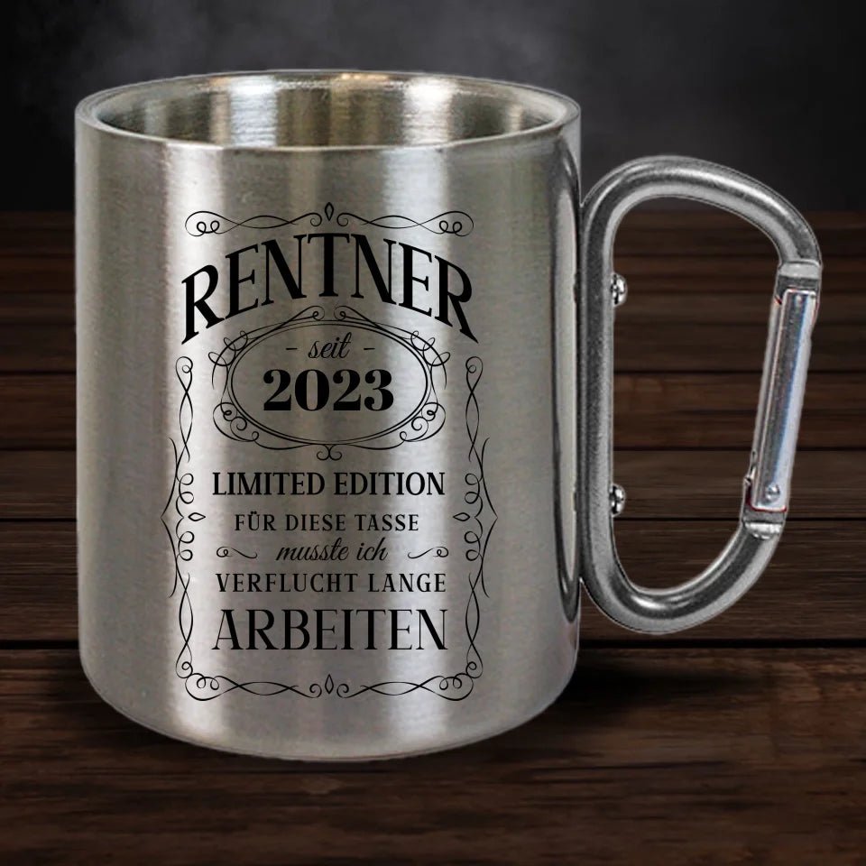 Personalisierte Karabiner Tasse für Rentner mit Jahreszahl personalisierbar - Customizer - drink4friends