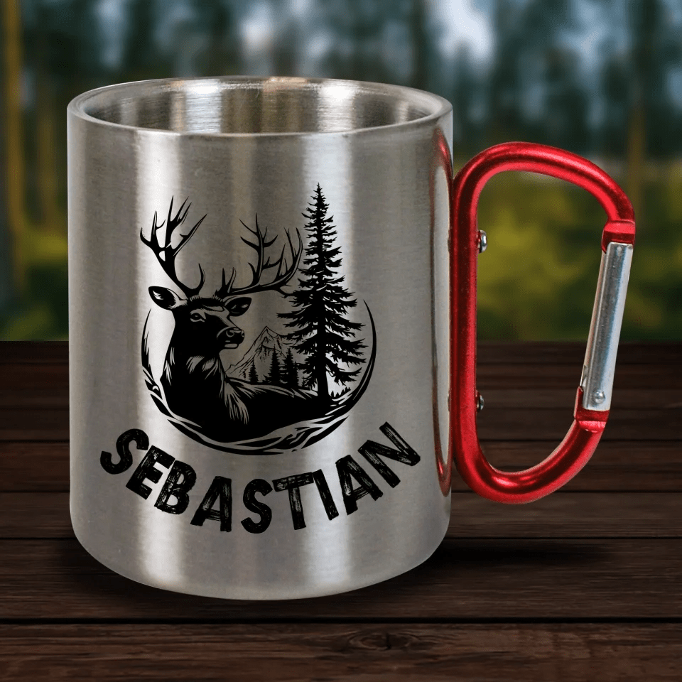 Personalisierte Karabiner Tasse - Geschenk für Camper, Wanderer, Naturliebhaber - Hirsch & Wald - Customizer - drink4friends