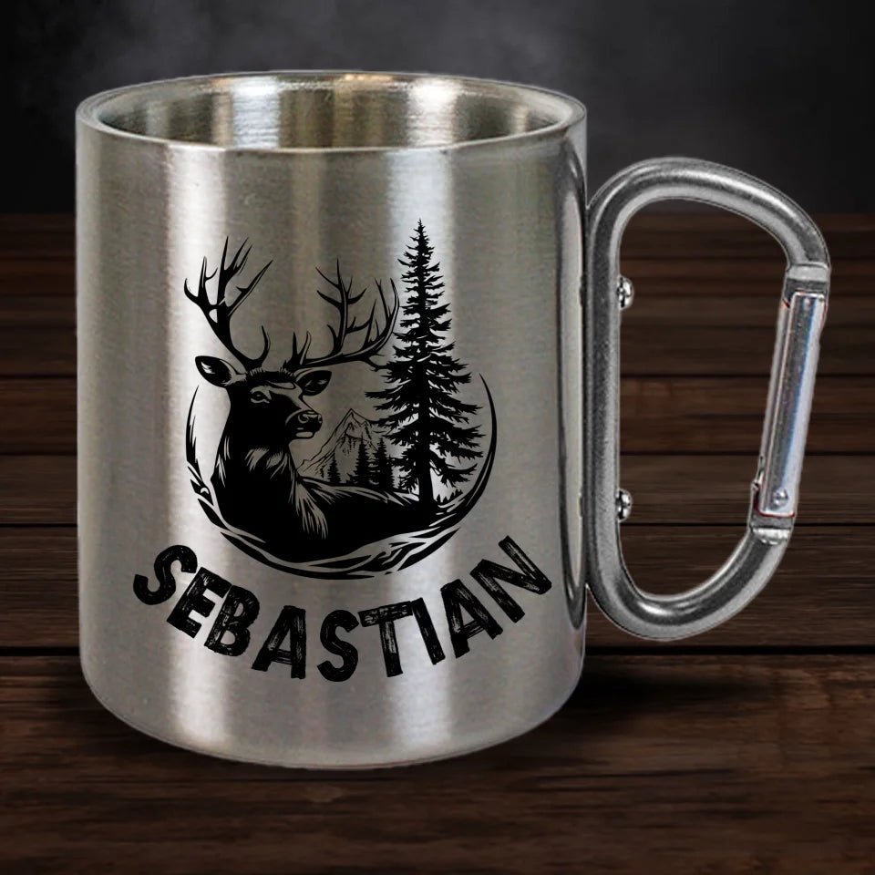 Personalisierte Karabiner Tasse - Geschenk für Camper, Wanderer, Naturliebhaber - Hirsch & Wald - Customizer - drink4friends