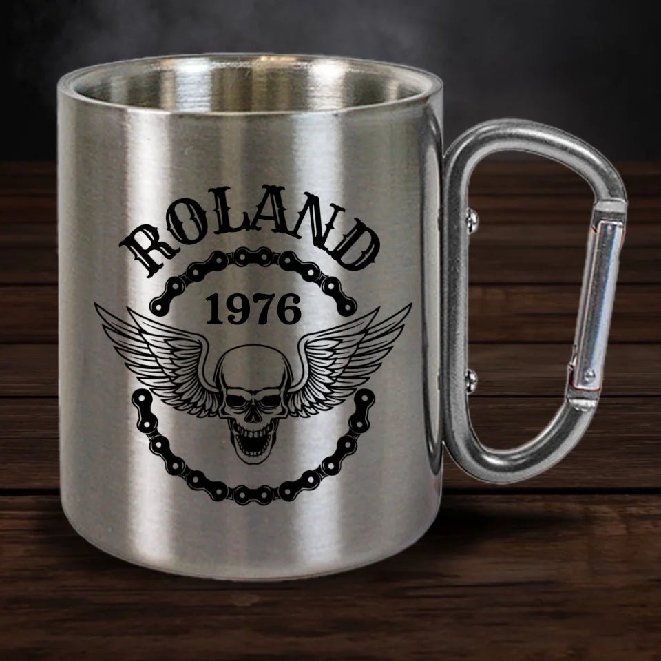 Personalisierte Karabiner Tasse mit Bikerskull, Name & Jahreszahl - Customizer - drink4friends