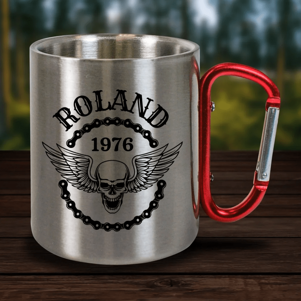 Personalisierte Karabiner Tasse mit Bikerskull, Name & Jahreszahl - Customizer - drink4friends