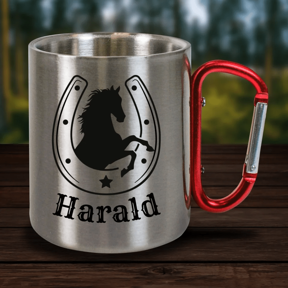 Personalisierte Karabiner Tasse mit Pferd, Hufeisen & Name - Customizer - drink4friends