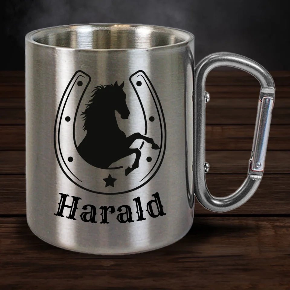 Personalisierte Karabiner Tasse mit Pferd, Hufeisen & Name - Customizer - drink4friends